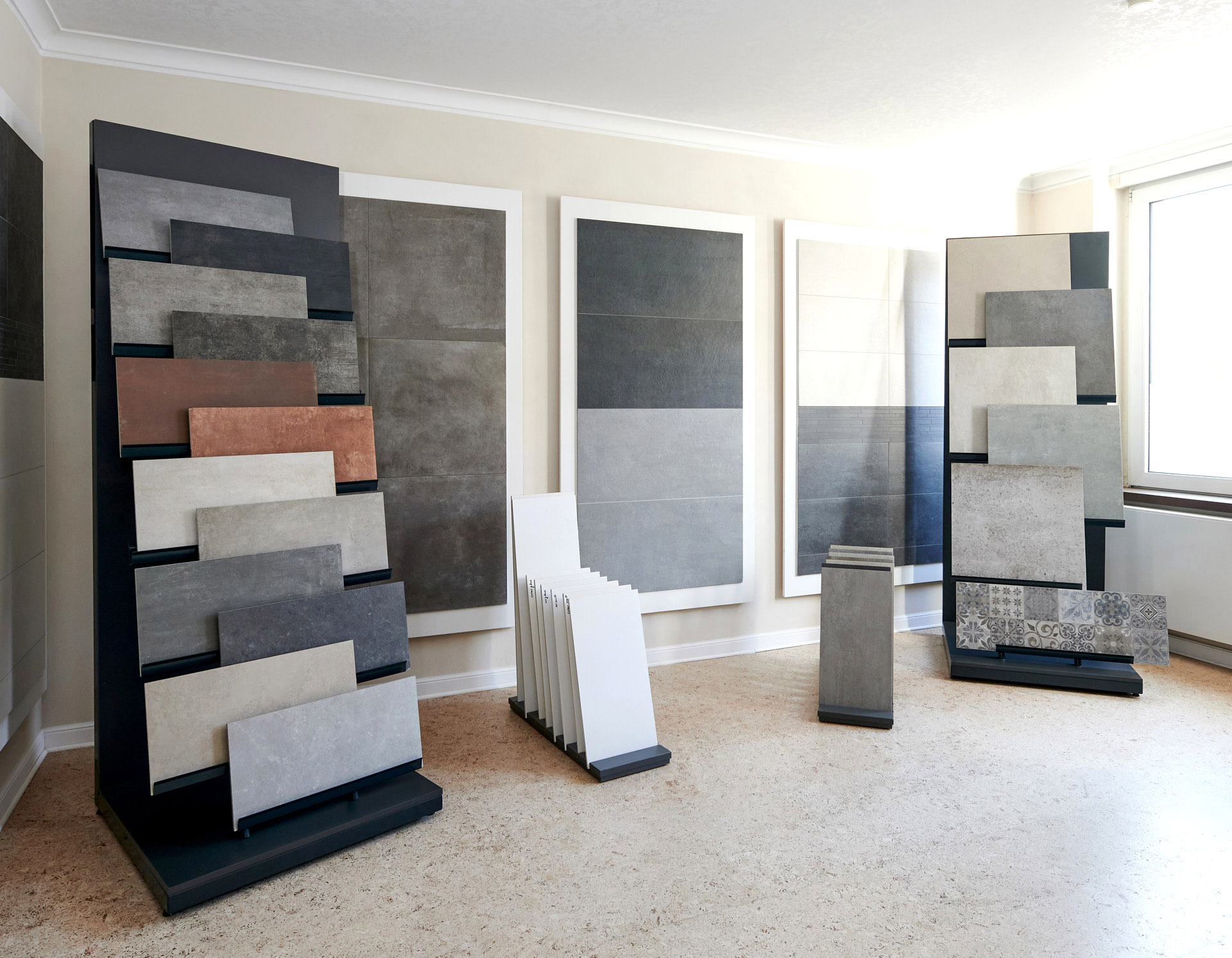 In unserem Badstudio in der Nähe von Essen können Sie unterschiedliche Materialien, Farben und Formen für Ihr Badezimmer hautnah erleben.