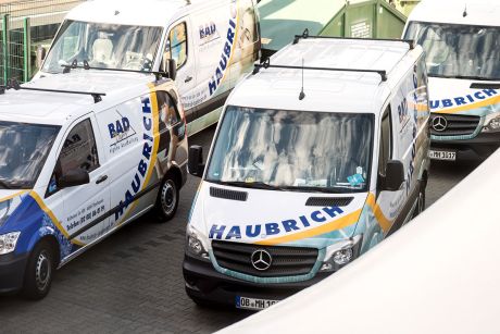 Zu sehen sind einige Firmenwagen wie sie im Parkplatz der Firma Haubrich stehen.