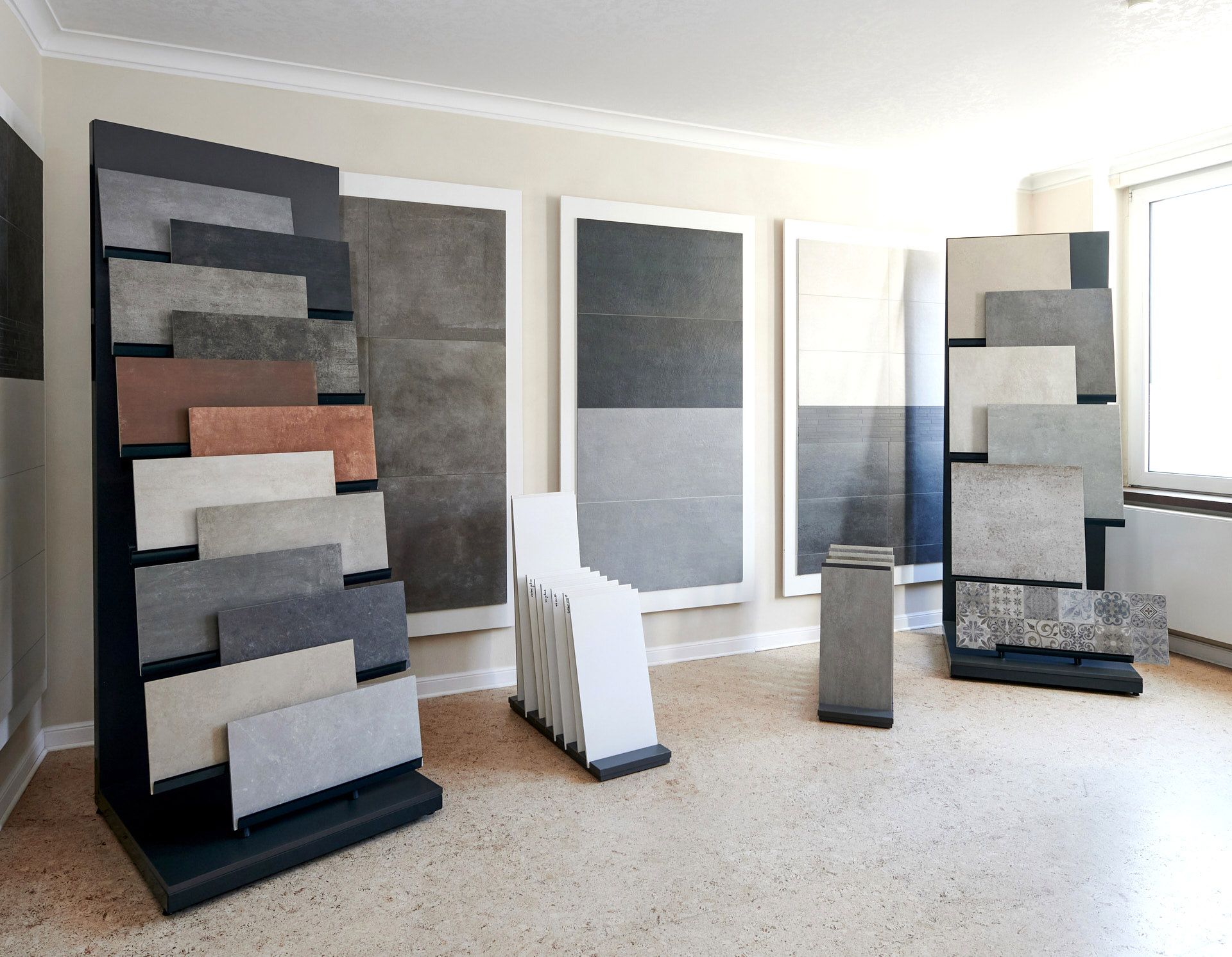 In unserem Badstudio in der Nähe von Essen können Sie unterschiedliche Materialien, Farben und Formen für Ihr Badezimmer hautnah erleben.